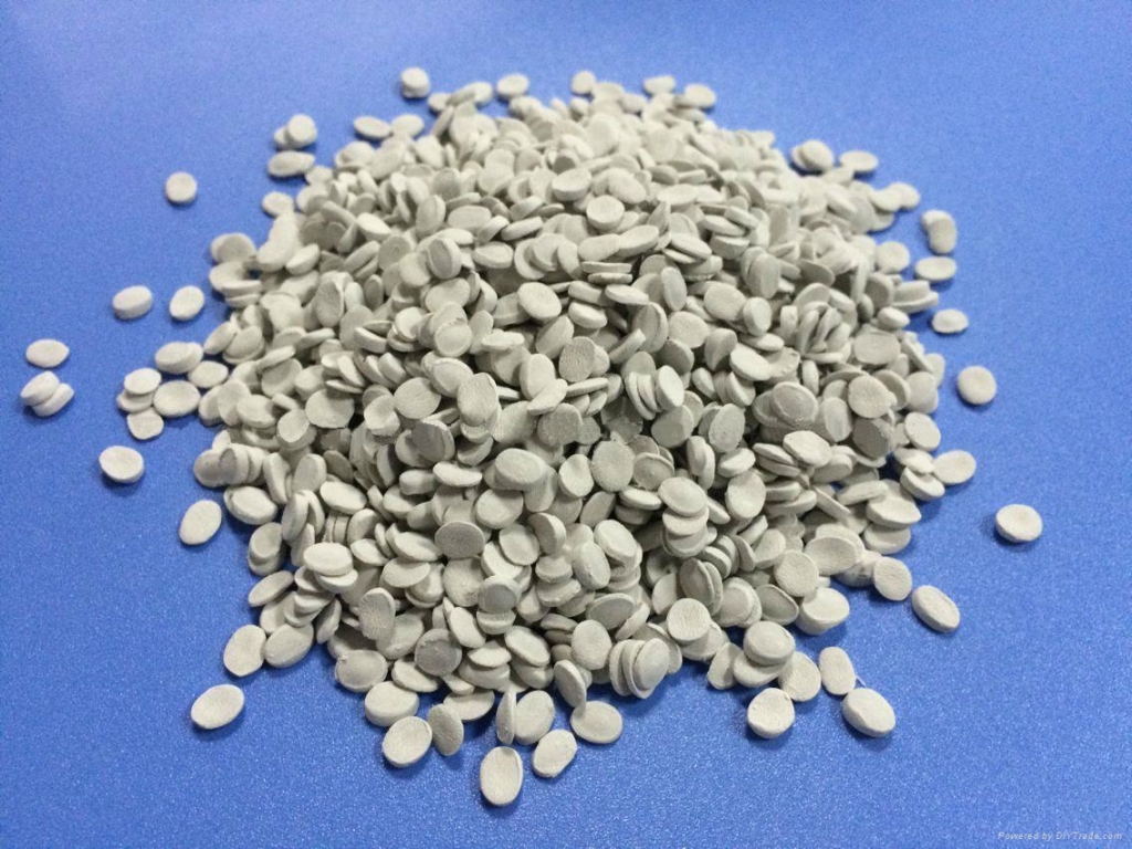 Desiccant masterbatch